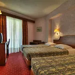 King Iniohos Hotel 4*